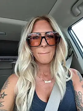 Snapshot of blondiluvsanal chatting on 10/24/25, 04:50 blondiluvsanal online show from 10/24/25, 04:50