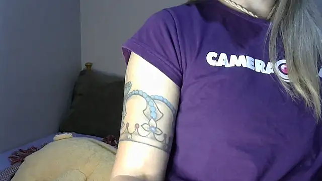 branca18hot online show from 10/28/25, 01:32