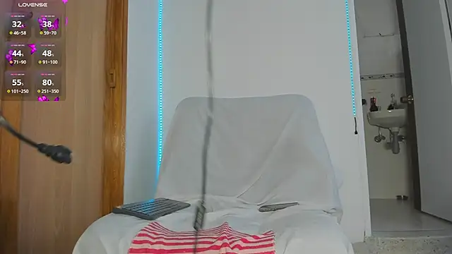 Snapshot of lily_evil chatting on 12/04/25, 04:28 lily evil online show from 12/04/25, 04:28