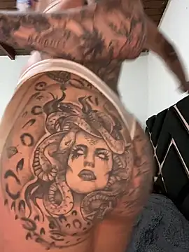 Snapshot of Zaratattoox chatting on 04/14/26, 08:30 Zaratattoox online show from 04/14/26, 08:30