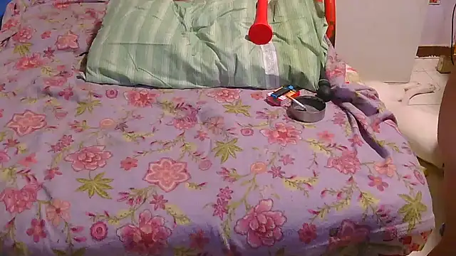 Snapshot of couplemilf2 chatting on 12/30/24, 08:47 couplemilf2 online show from 12/30/24, 08:47