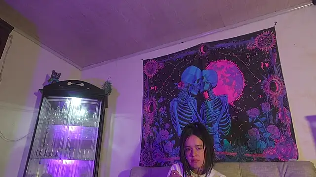 Snapshot of ariana-white- chatting on 07/29/26, 09:30 ariana-white- online show from 07/29/26, 09:30