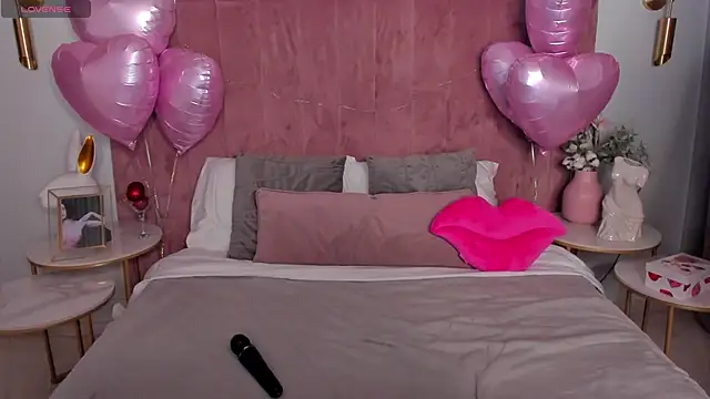 Snapshot of MilaVoxx chatting on 02/15/26, 05:41 MilaVoxx online show from 02/15/26, 05:41