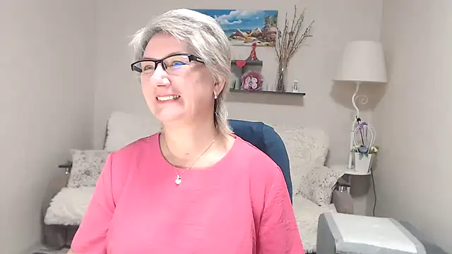 Snapshot of FleurMays chatting on 10/18/25, 04:14 FleurMays online show from 10/18/25, 04:14