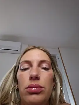 Snapshot of Lydie_off chatting on 05/24/26, 09:09 Lydie off online show from 05/24/26, 09:09