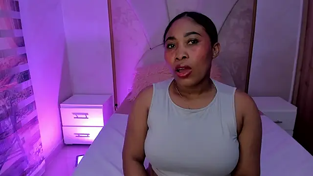 Snapshot of Leah_Sweetie chatting on 03/01/25, 11:17 Leah Sweetie online show from 03/01/25, 11:17