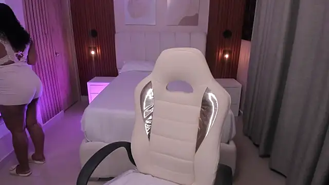 Snapshot of Leah_Sweetie chatting on 11/04/25, 10:19 Leah Sweetie online show from 11/04/25, 10:19