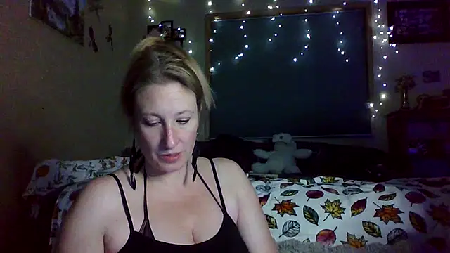 Snapshot of lilyhornyhousewife chatting on 09/28/25, 10:44 lilyhornyhousewife online show from 09/28/25, 10:44