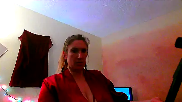 Snapshot of lilyhornyhousewife chatting on 01/05/25, 09:15 lilyhornyhousewife online show from 01/05/25, 09:15