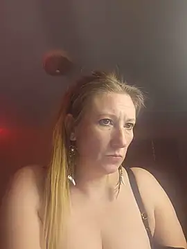 Snapshot of lilyhornyhousewife chatting on 06/01/26, 01:44 lilyhornyhousewife online show from 06/01/26, 01:44