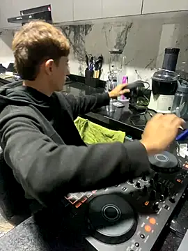 oliver Lz online show from 10/11/25, 02:56