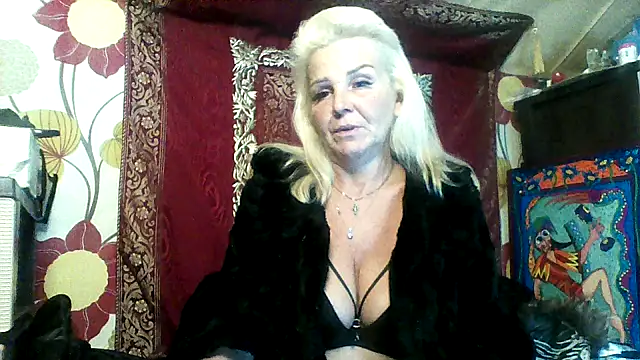 Snapshot of CassandraSandra44 chatting on 11/15/25, 05:39 CassandraSandra44 online show from 11/15/25, 05:39