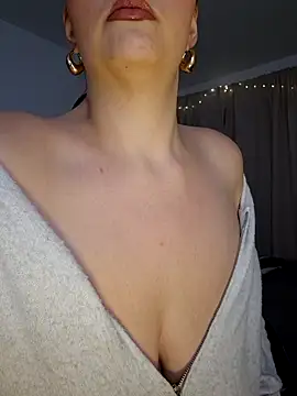 Jujuicy 97 online show from 12/05/25, 06:39