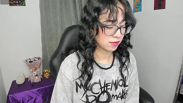 Snapshot of indra_cam chatting on 05/31/26, 03:12 indra cam online show from 05/31/26, 03:12