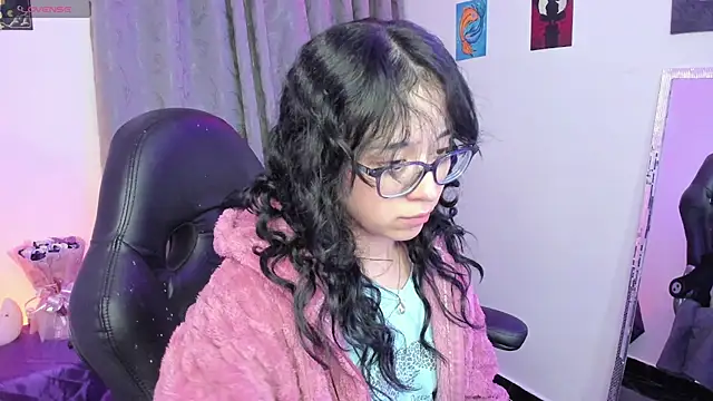 Snapshot of indra_cam chatting on 06/03/26, 04:13 indra cam online show from 06/03/26, 04:13