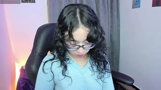 Snapshot of indra_cam chatting on 06/11/26, 05:37 indra cam online show from 06/11/26, 05:37