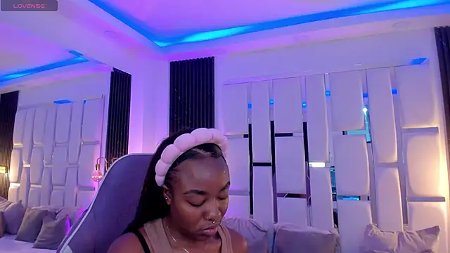 mia schwarz online show from 11/12/25, 10:13