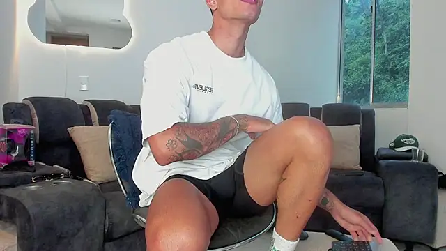 Snapshot of davis_alx1 chatting on 02/16/25, 11:06 davis alx1 online show from 02/16/25, 11:06