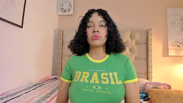 Snapshot of vanesasexyhot21 chatting on 10/24/25, 01:48 vanesasexyhot21 online show from 10/24/25, 01:48