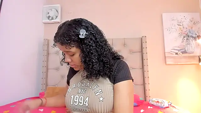 Snapshot of vanesasexyhot21 chatting on 10/30/25, 02:32 vanesasexyhot21 online show from 10/30/25, 02:32