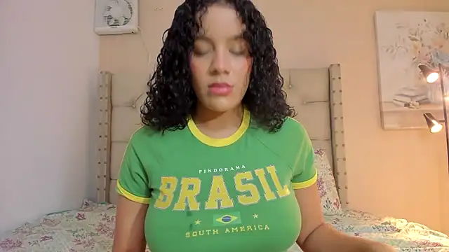 Snapshot of vanesasexyhot21 chatting on 11/27/25, 02:23 vanesasexyhot21 online show from 11/27/25, 02:23