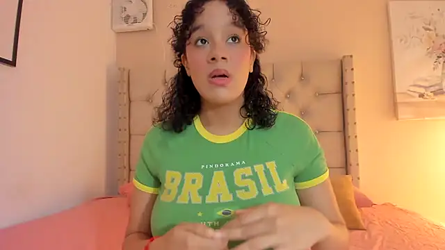 Snapshot of vanesasexyhot21 chatting on 12/18/25, 02:38 vanesasexyhot21 online show from 12/18/25, 02:38