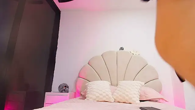 Snapshot of aisha_sh chatting on 10/28/25, 12:04 aisha sh online show from 10/28/25, 12:04