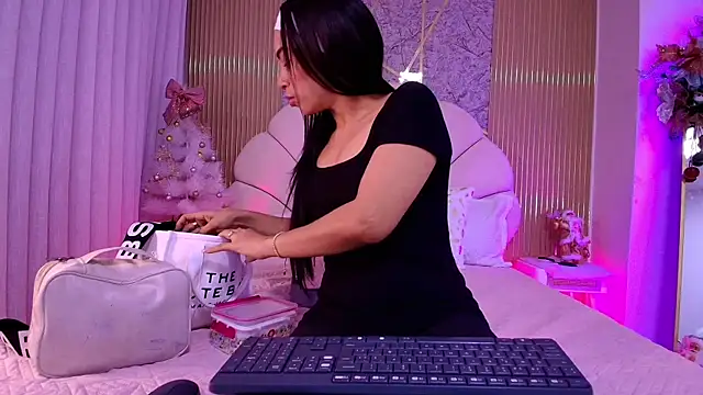 Snapshot of aisha_sh chatting on 11/25/25, 11:54 aisha sh online show from 11/25/25, 11:54