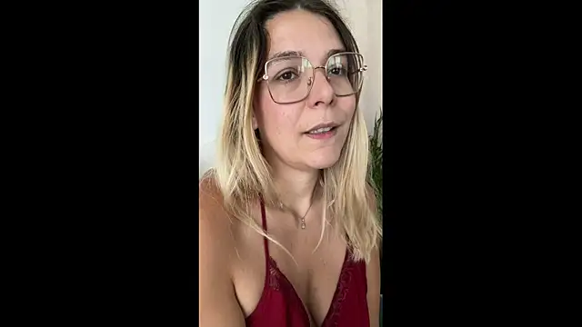 Snapshot of EmyLana chatting on 06/10/26, 04:41 EmyLana online show from 06/10/26, 04:41