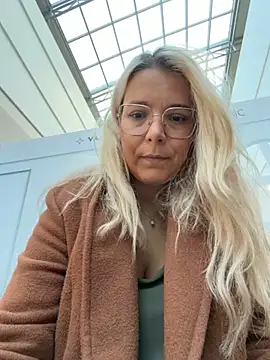 EmyLana online show from 10/30/25, 08:45