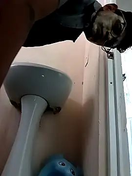 Snapshot of ale3J4a chatting on 10/24/25, 07:24 ale3J4a online show from 10/24/25, 07:24