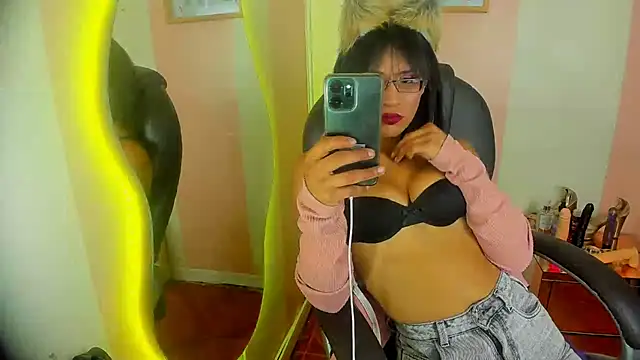 Snapshot of Aura_love69 chatting on 11/07/25, 05:01 Aura love69 online show from 11/07/25, 05:01