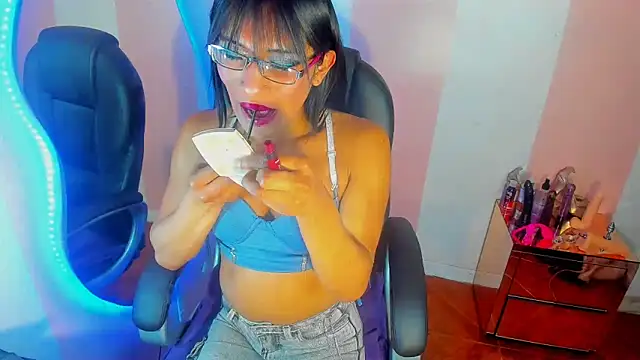 Snapshot of Aura_love69 chatting on 11/26/25, 03:45 Aura love69 online show from 11/26/25, 03:45