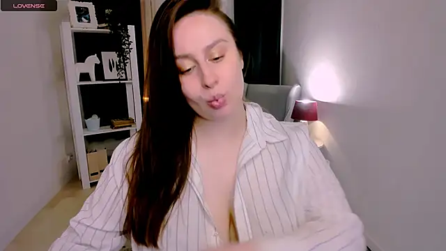 Snapshot of Lattea chatting on 06/17/26, 05:12 Lattea online show from 06/17/26, 05:12