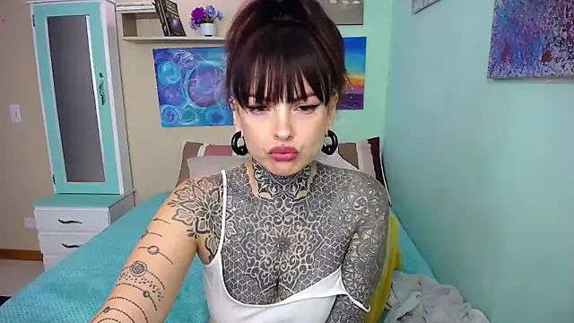 Snapshot of LolaRouse chatting on 01/07/25, 03:24 LolaRouse online show from 01/07/25, 03:24