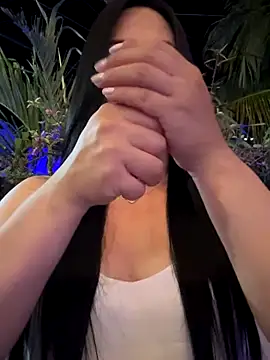 Sara luna  online show from 11/11/25, 03:12