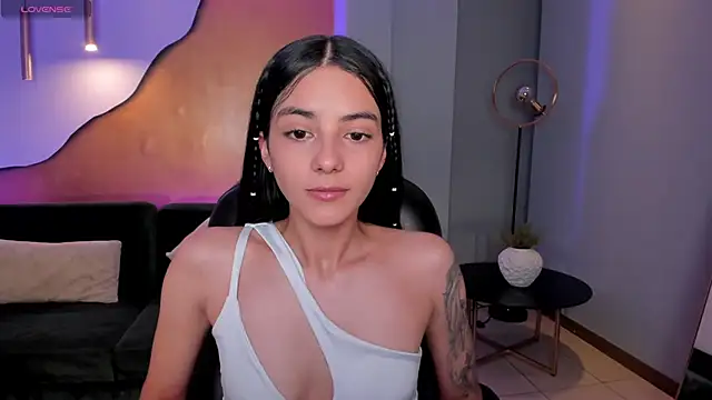 Snapshot of HannahJamesX chatting on 01/21/25, 07:28 HannahJamesX online show from 01/21/25, 07:28