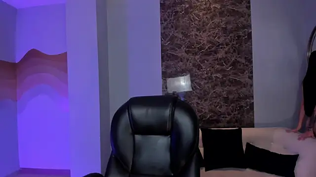 Snapshot of HannahJamesX chatting on 02/07/25, 12:53 HannahJamesX online show from 02/07/25, 12:53