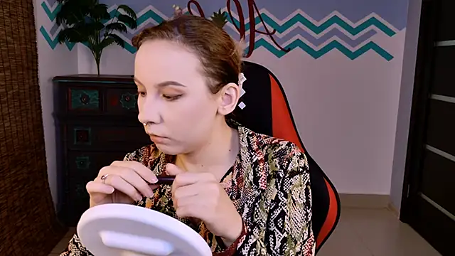 Snapshot of JasmineMilko chatting on 10/21/25, 05:18 JasmineMilko online show from 10/21/25, 05:18