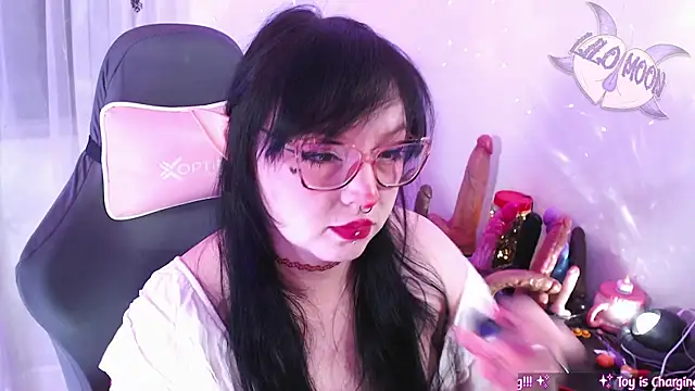 Snapshot of LiloMoon69 chatting on 05/18/26, 04:01 LiloMoon69 online show from 05/18/26, 04:01