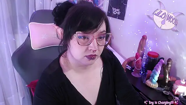 Snapshot of LiloMoon69 chatting on 05/26/26, 06:33 LiloMoon69 online show from 05/26/26, 06:33
