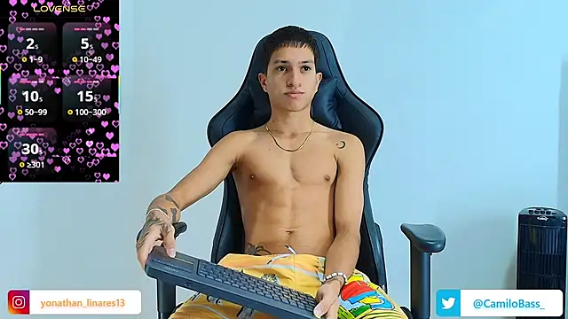 Snapshot of _CamiloBass chatting on 10/13/25, 07:48 CamiloBass online show from 10/13/25, 07:48