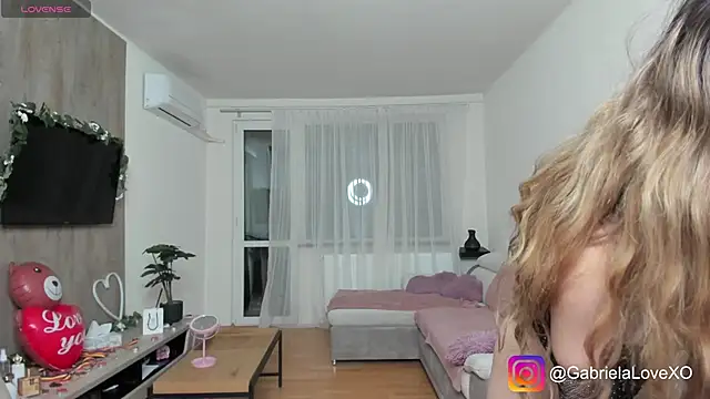 Snapshot of GabrielaLove_ chatting on 03/05/25, 08:10 GabrielaLove online show from 03/05/25, 08:10