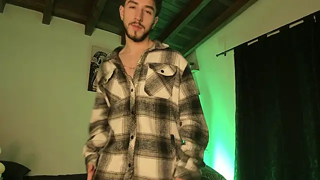 Snapshot of Valentino_Xander chatting on 03/20/25, 03:34 Valentino Xander online show from 03/20/25, 03:34
