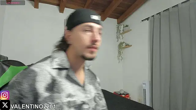 Snapshot of Valentino_Xander chatting on 09/21/25, 11:32 Valentino Xander online show from 09/21/25, 11:32
