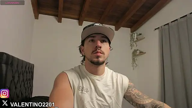 Snapshot of Valentino_Xander chatting on 10/10/25, 12:33 Valentino Xander online show from 10/10/25, 12:33