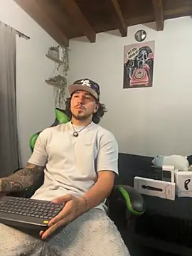 Valentino Xander online show from 11/21/25, 11:37