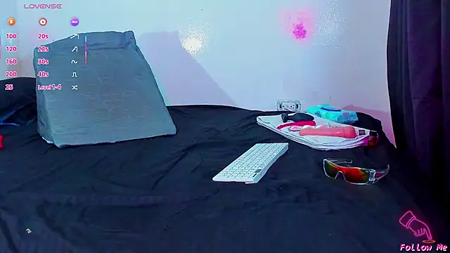 Piggy Eddy online show from 01/12/26, 02:18