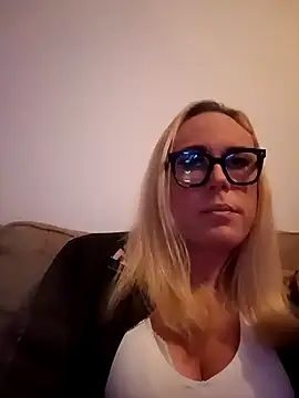 Snapshot of Connie_Pepper chatting on 03/10/25, 02:06 Connie Pepper online show from 03/10/25, 02:06
