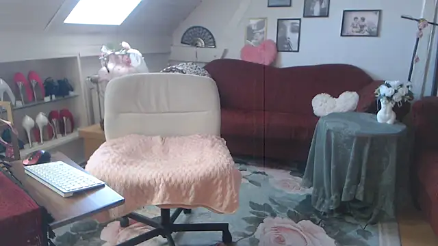 Snapshot of GinaBlonde chatting on 06/25/26, 08:30 GinaBlonde online show from 06/25/26, 08:30